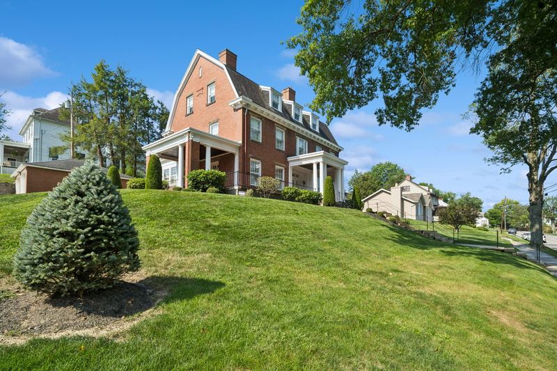 Side elevation and lawn, 700 Meade Street