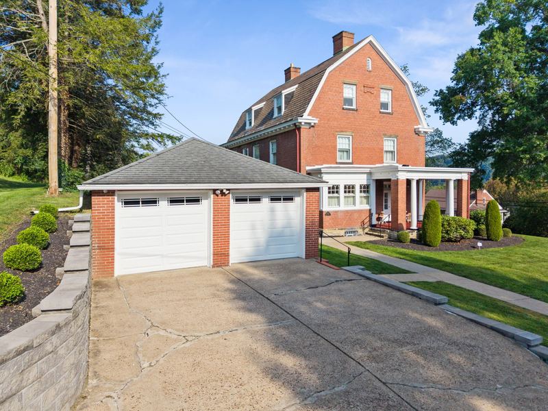 Two-car garage with flat rear access, 700 Meade Street